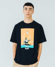 Load image into Gallery viewer, XLARGE x D*FACE S/S TEE D*DOGS FALLING IN GORILLA
