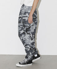 Load image into Gallery viewer, WARM UP CAMO PANTS
